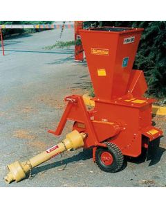 Tocator de crengi si resturi vegetale Caravaggi BIO 100 actionat la priza de putere a tractorului